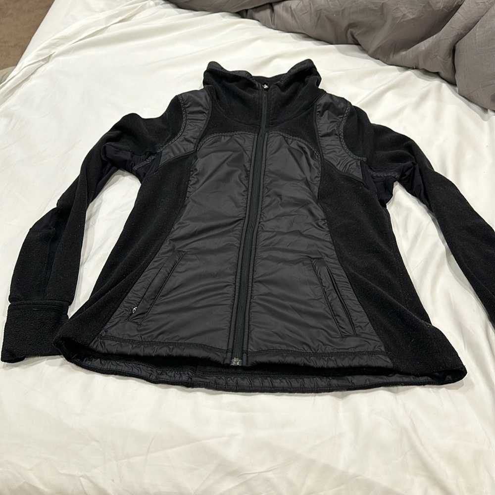 Good used condition fleece Lululemon size 10. Two front pockets one back pocket.